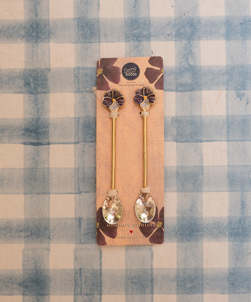 Valery Violet Teaspoon Set – gouden theelepels met bloemdetail van Doing Goods - Image 4