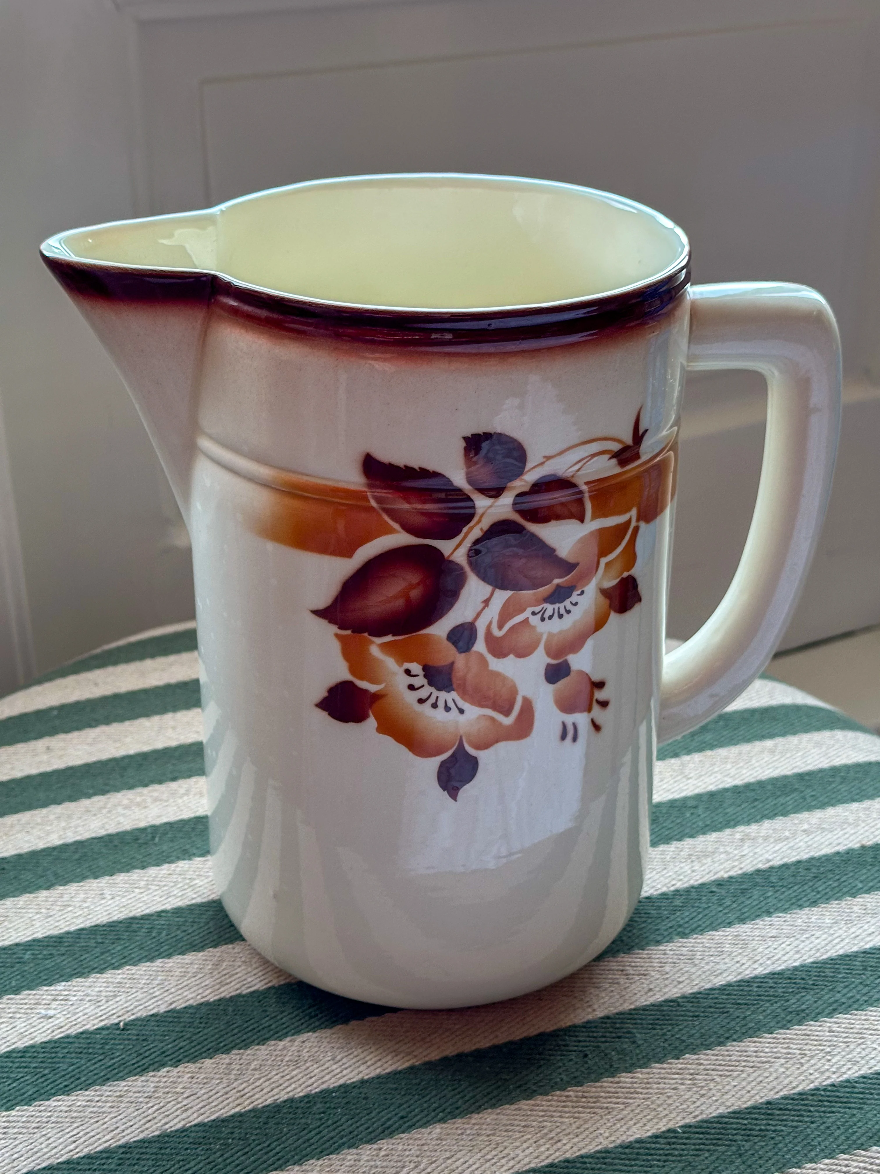 Grote vintage aardewerk kan met bloemen