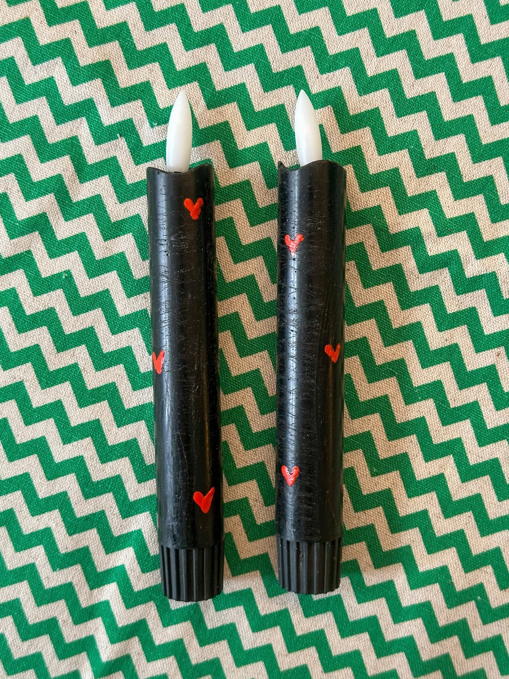 Korte LED kaarsen zwart hartjes - Image 11
