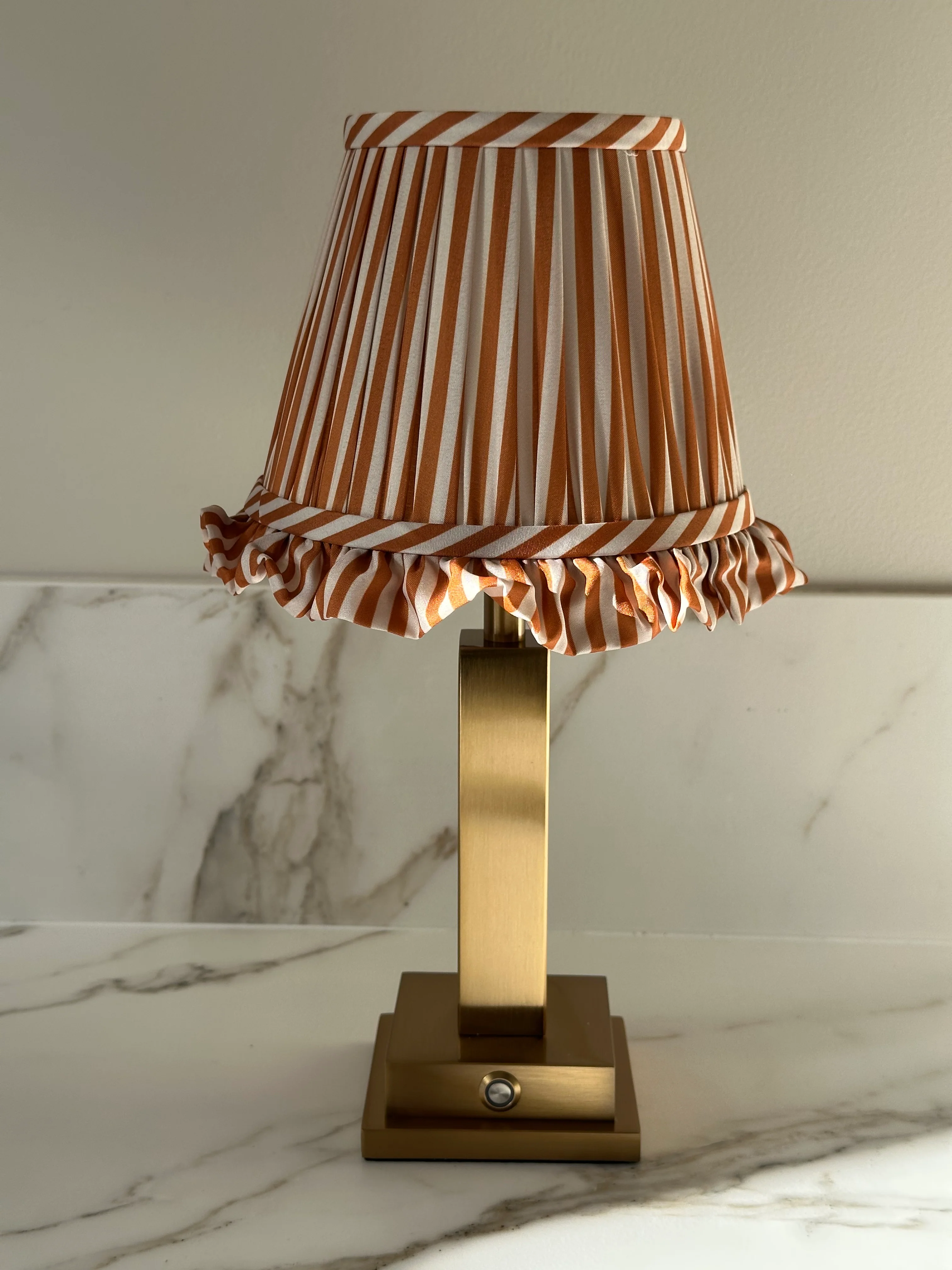 Madeleine – Luxe tafellamp met gestreepte kap en brede voet - Image 4