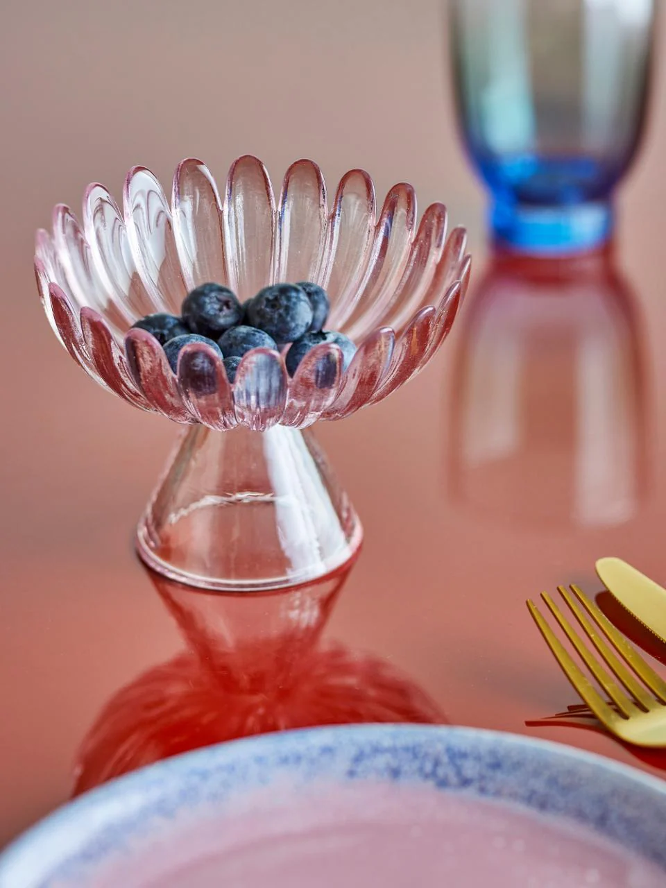 Roze glazen schaal op voet – bloemvormig design - Image 4