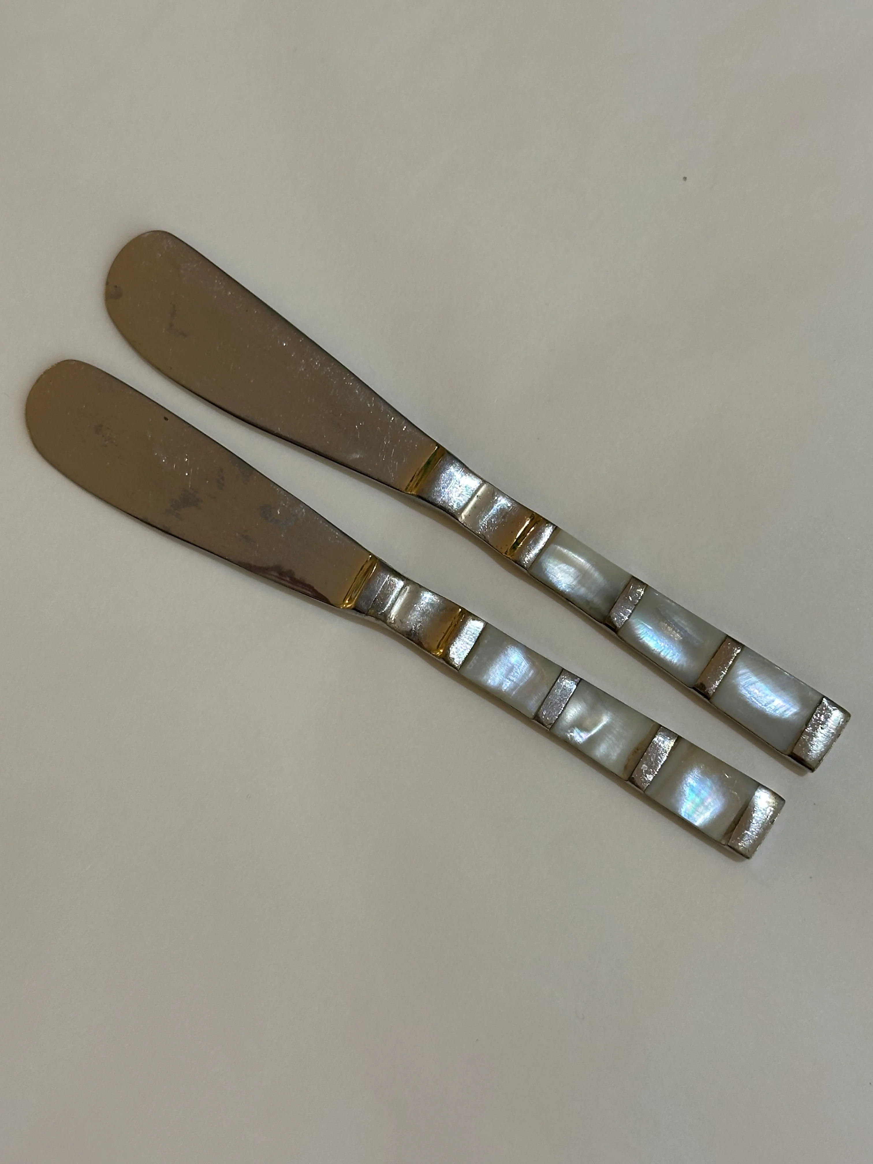 Set van 2 vintage parelmoer smeermessen – luxe botermesjes - Image 2