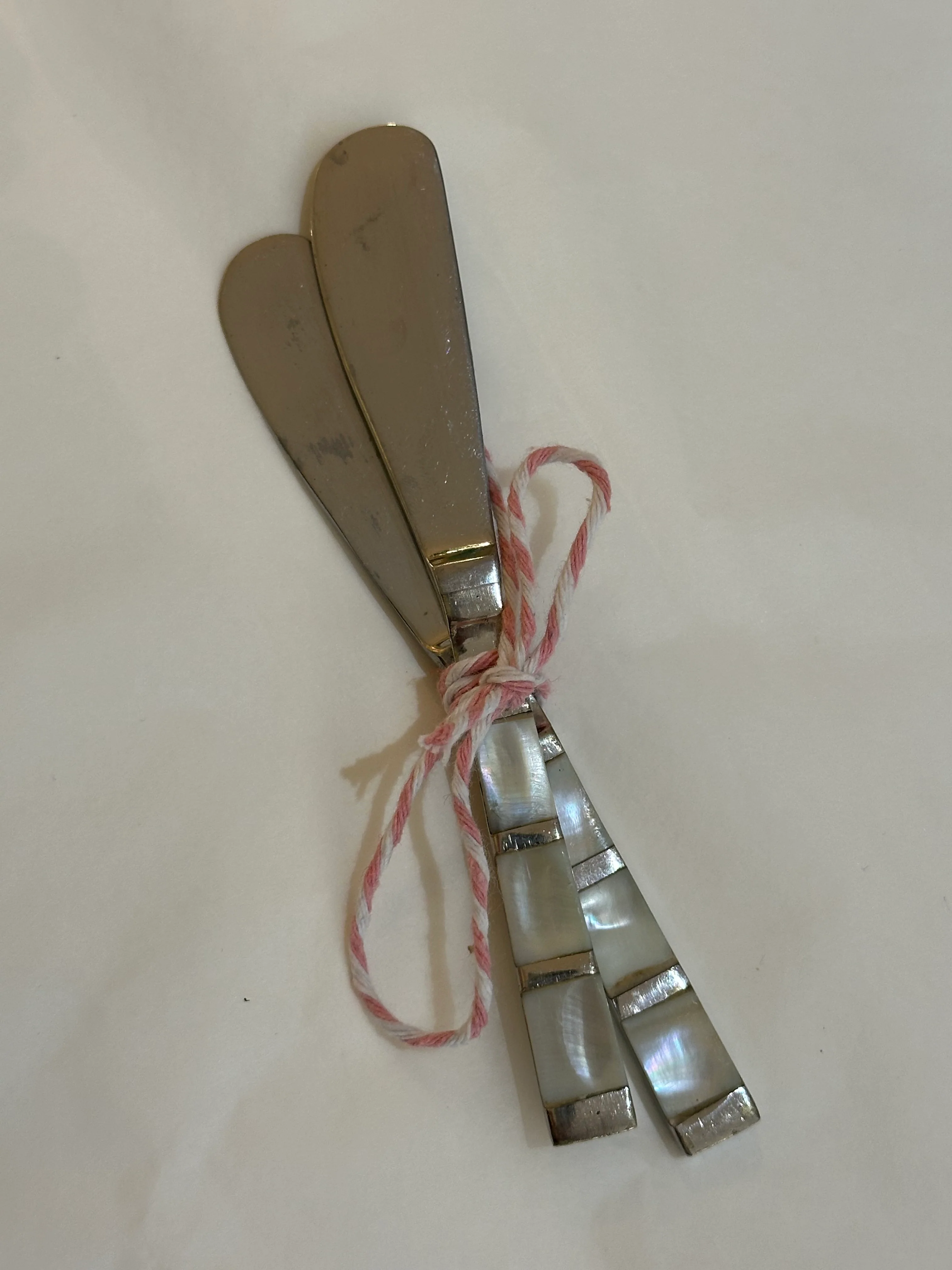 Set van 2 vintage parelmoer smeermessen – luxe botermesjes - Image 3