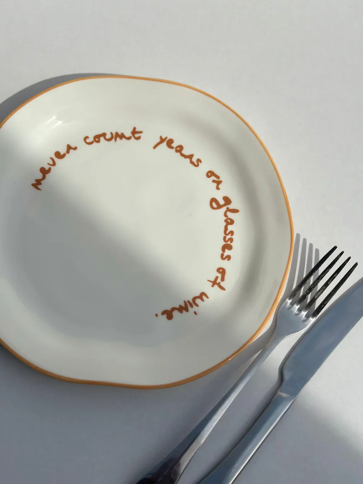 Slogan plate bord - Never count years or glasses of wine | Maegen - Image 2