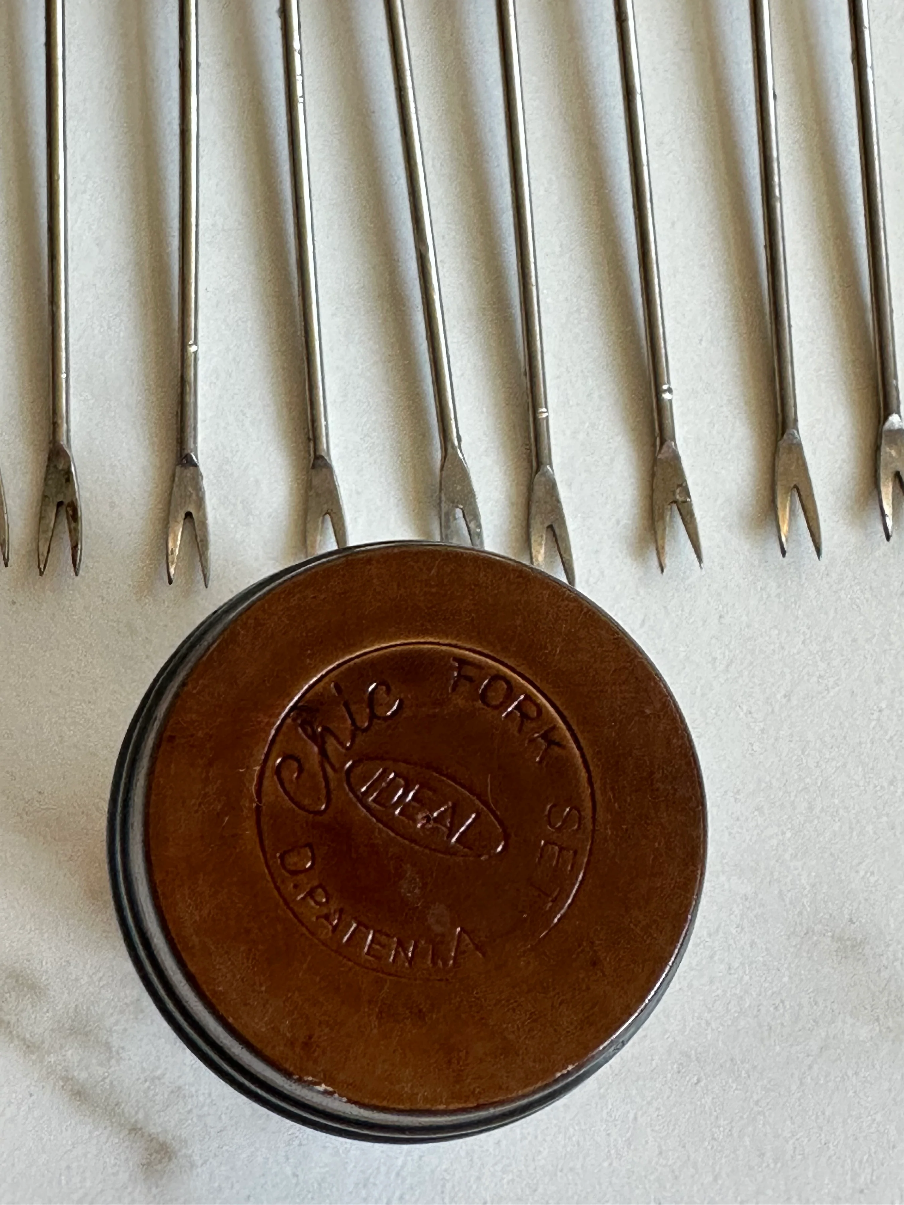 Vintage cocktailvorkjes set – houten tonhouder met 9 borrelprikkers – mid century barware - Image 3