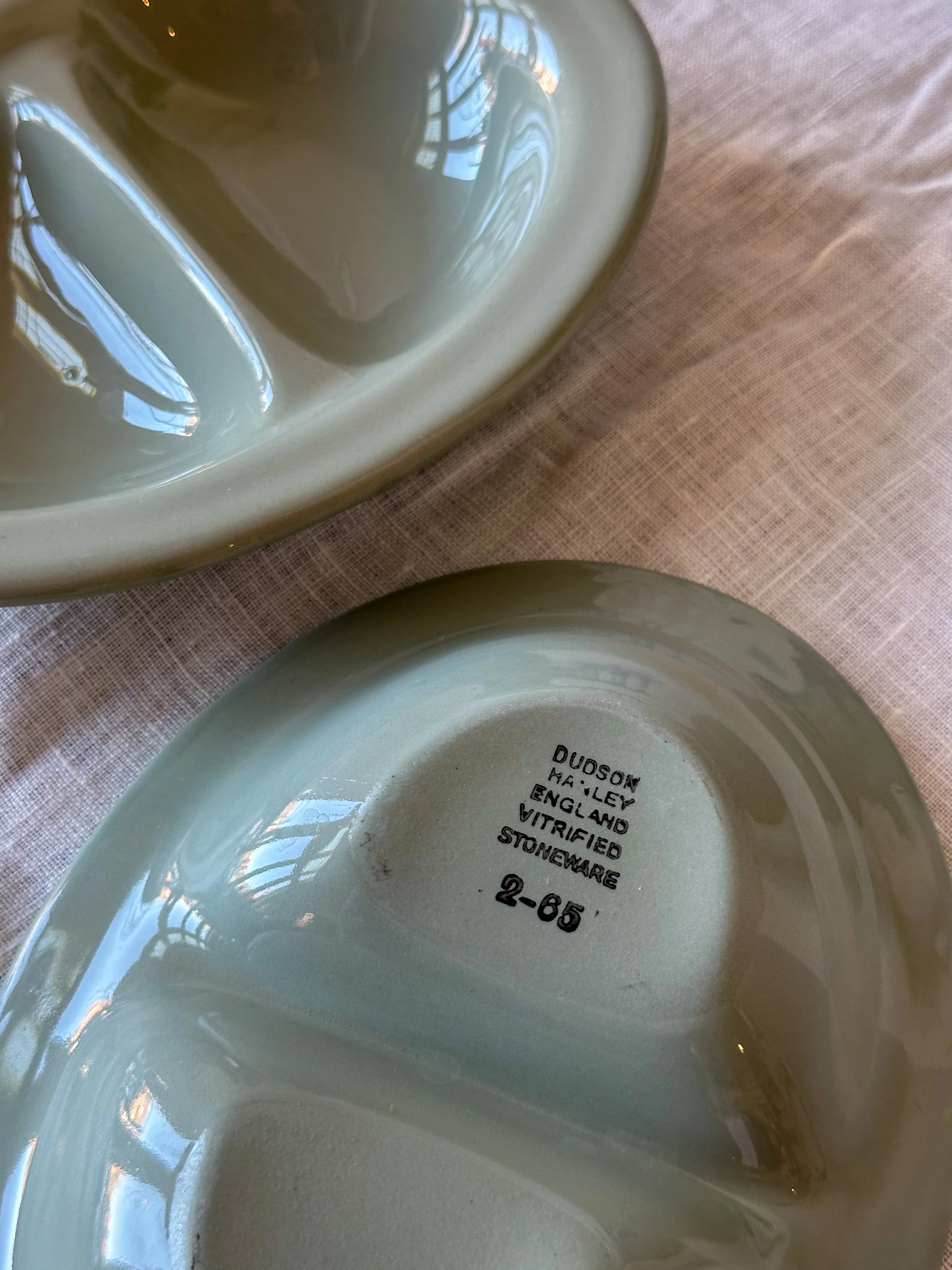 Vintage Dudson verdeelschaal sage green – Engelse stoneware schaal met vakken - Image 2