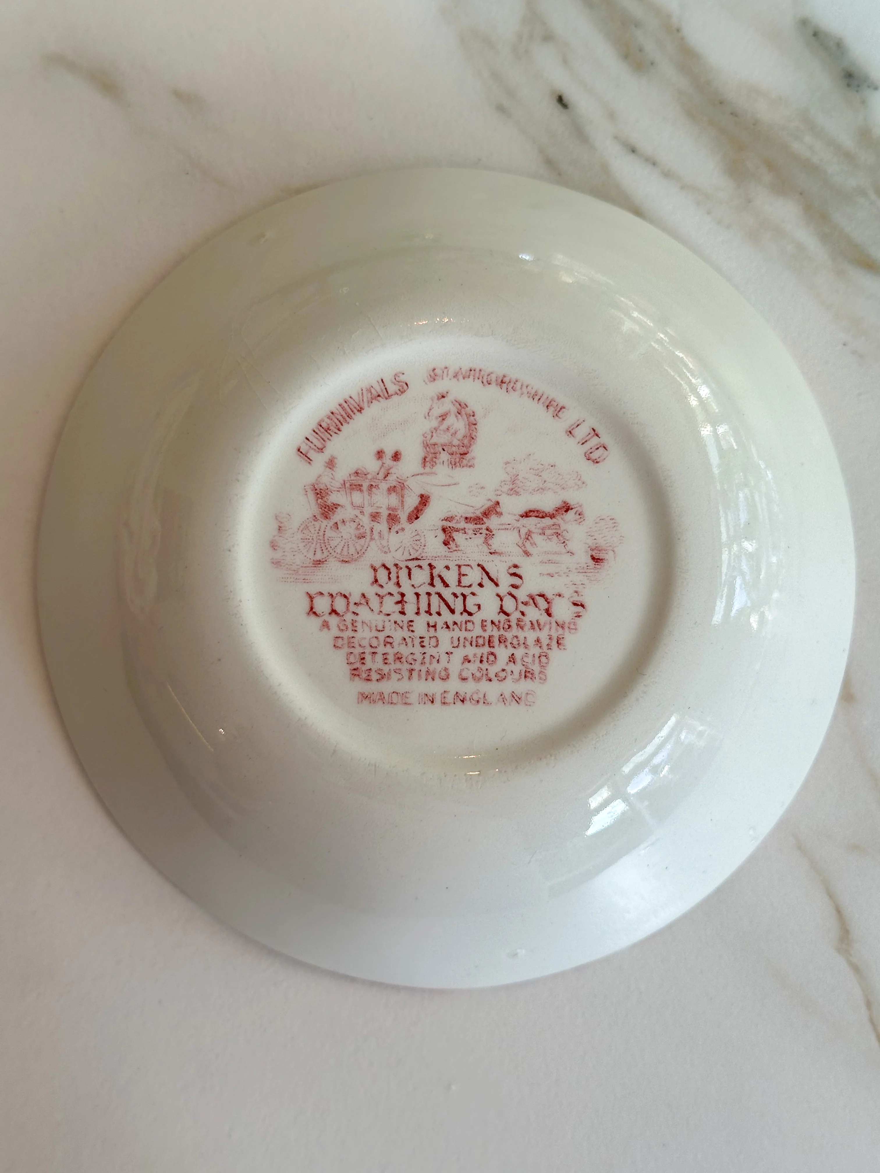 Vintage Engels Dickens Coaching Days Schaaltje – Rood Transferware – Made in England - Image 2