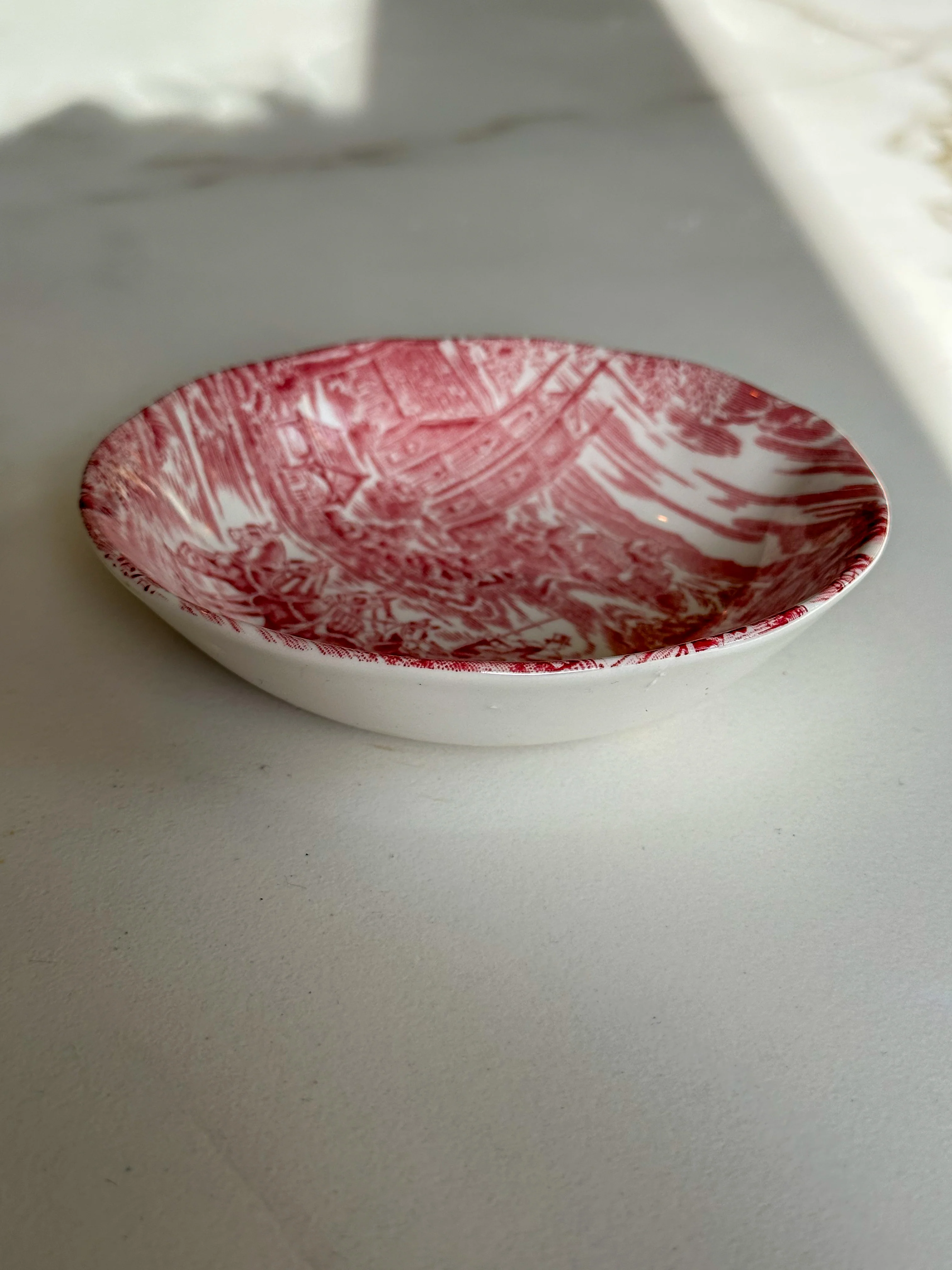 Vintage Engels Dickens Coaching Days Schaaltje – Rood Transferware – Made in England - Image 3