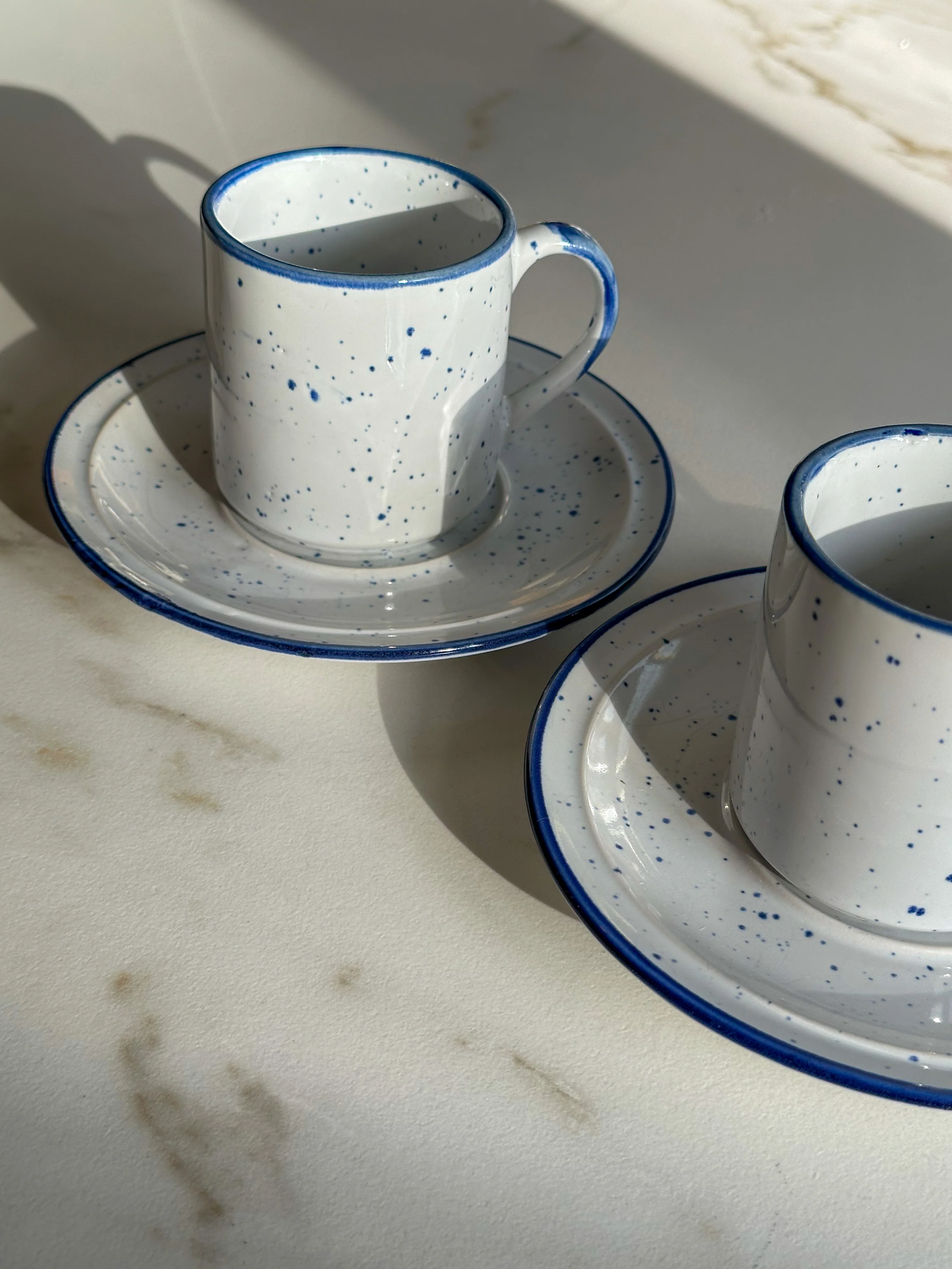Vintage gespikkelde mokken met schotels – Set van 2 – Wit & Kobaltblauw