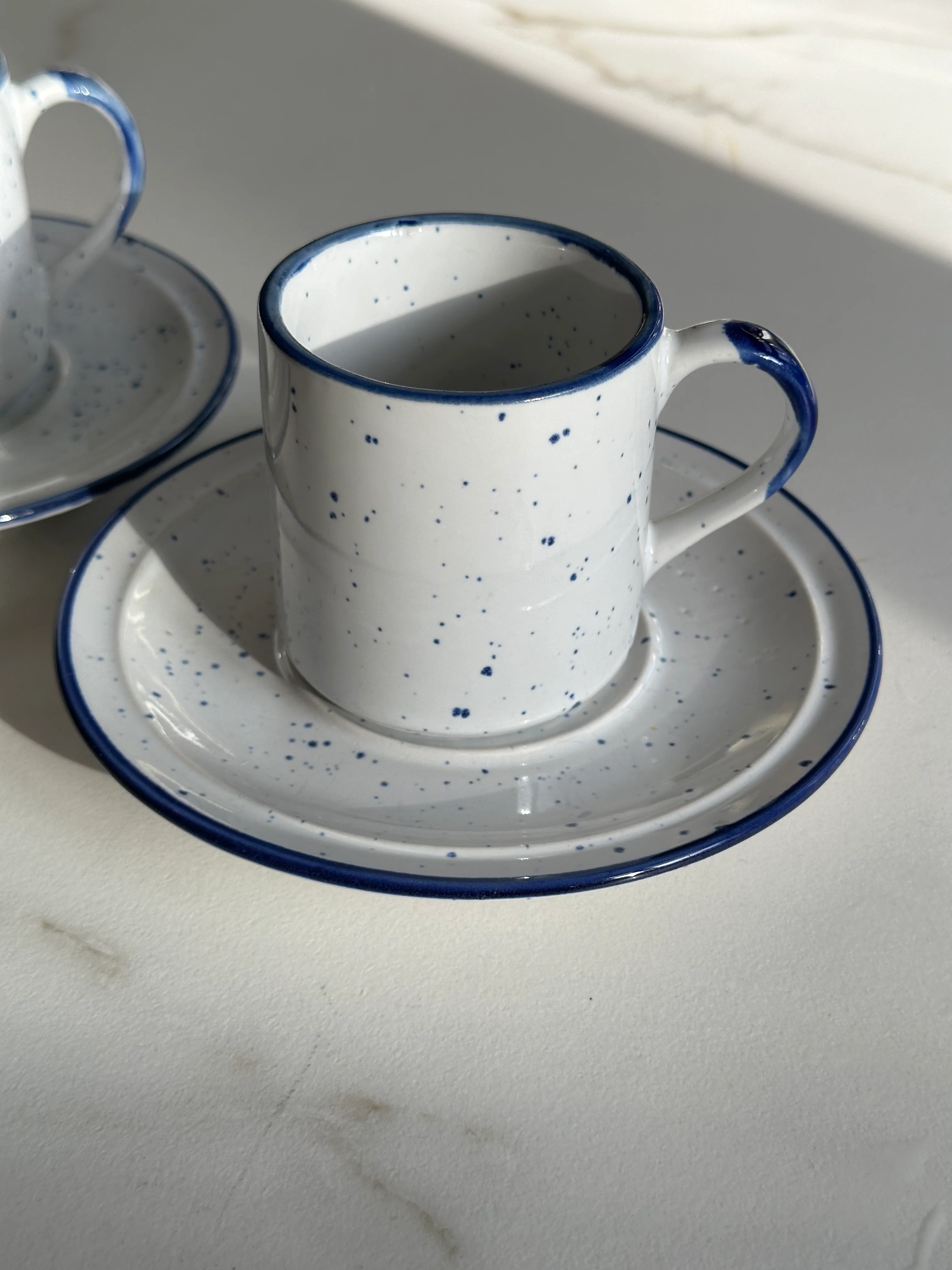 Vintage gespikkelde mokken met schotels – Set van 2 – Wit & Kobaltblauw - Image 2
