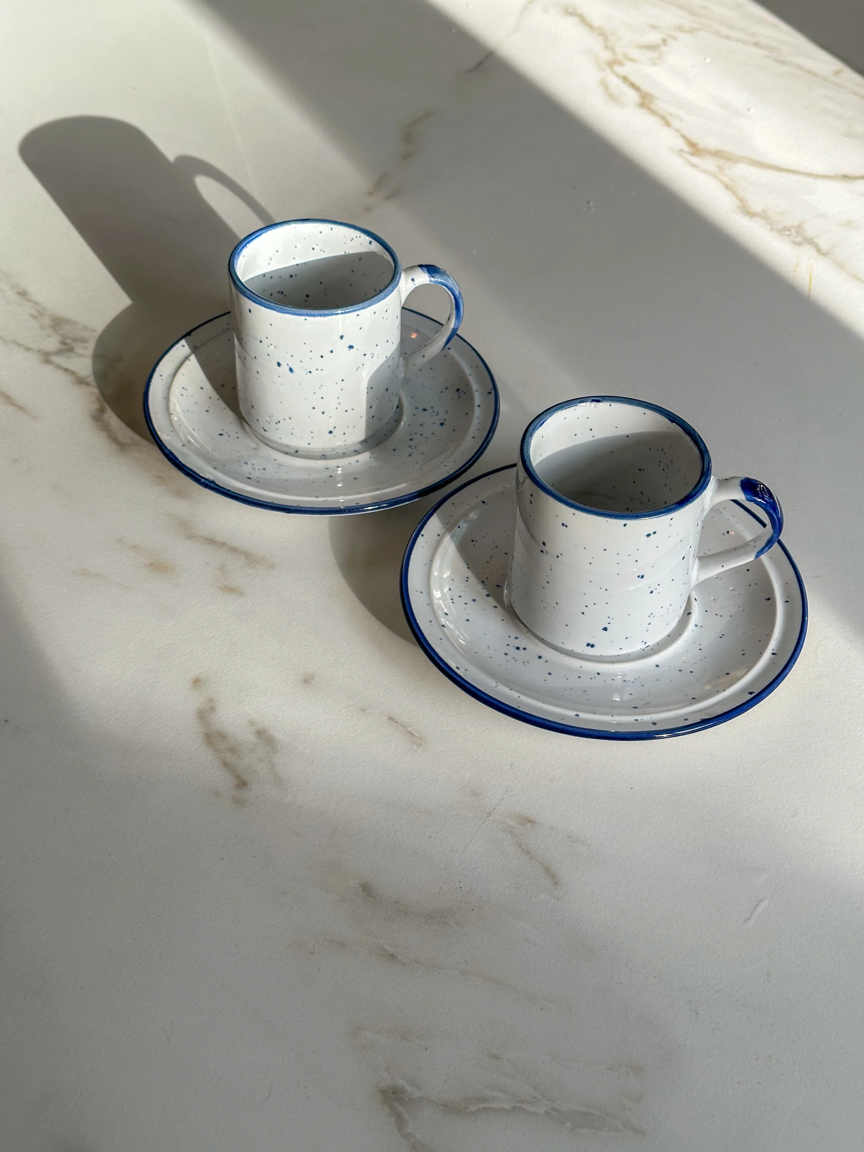 Vintage gespikkelde mokken met schotels – Set van 2 – Wit & Kobaltblauw - Image 3
