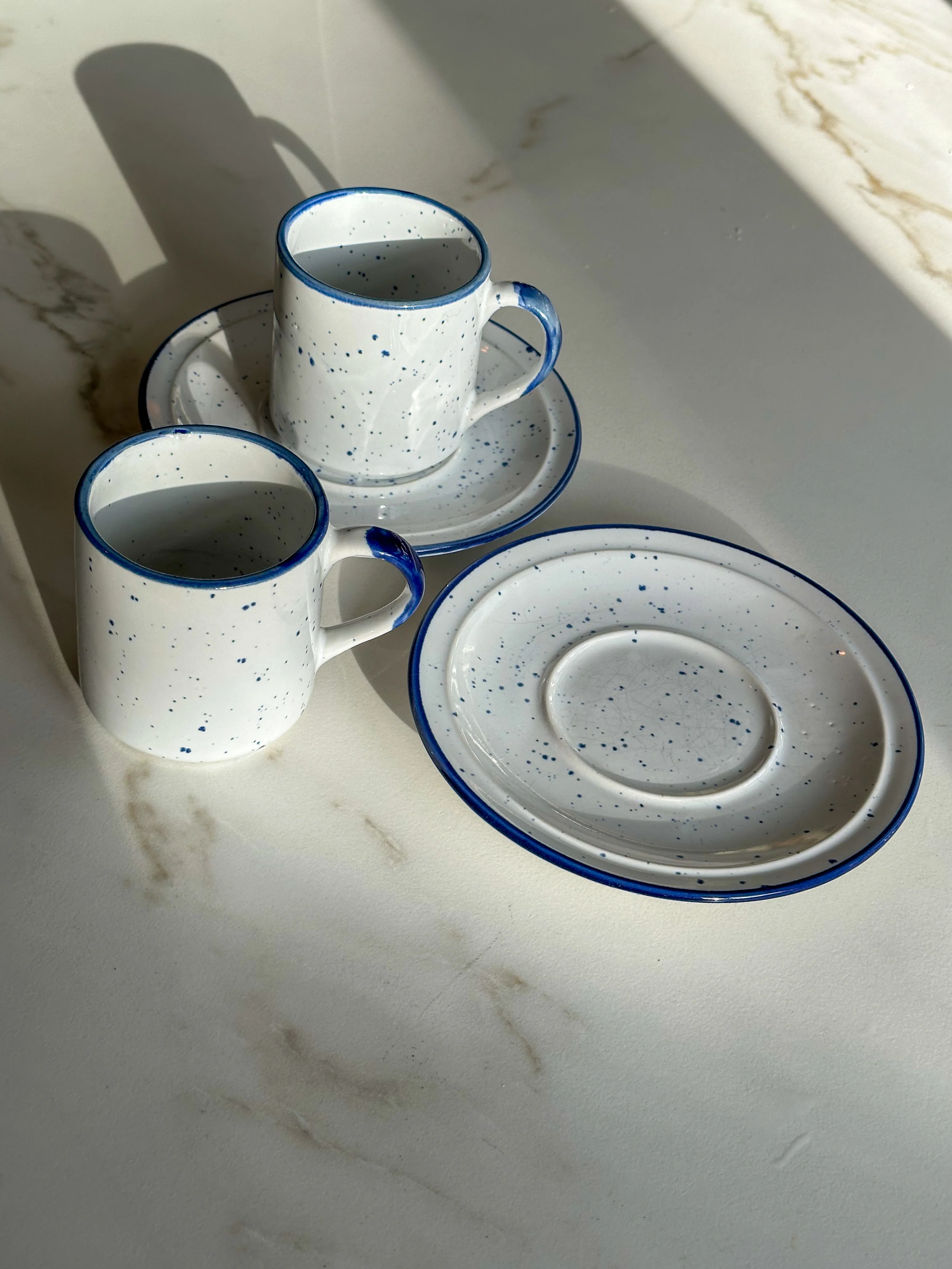 Vintage gespikkelde mokken met schotels – Set van 2 – Wit & Kobaltblauw - Image 4