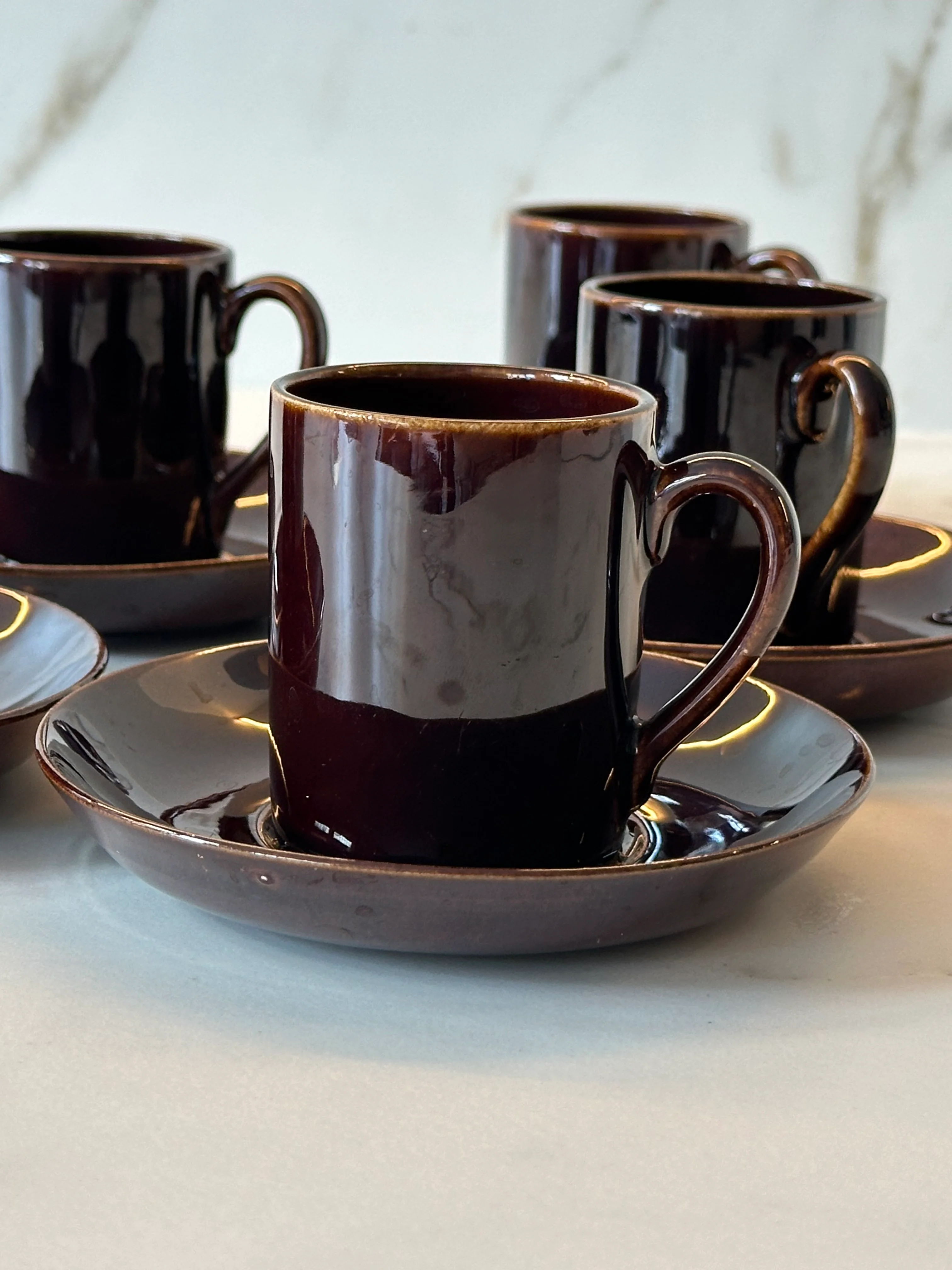 Vintage koffie kopjes set – bruin keramiek (5 stuks) - Image 3