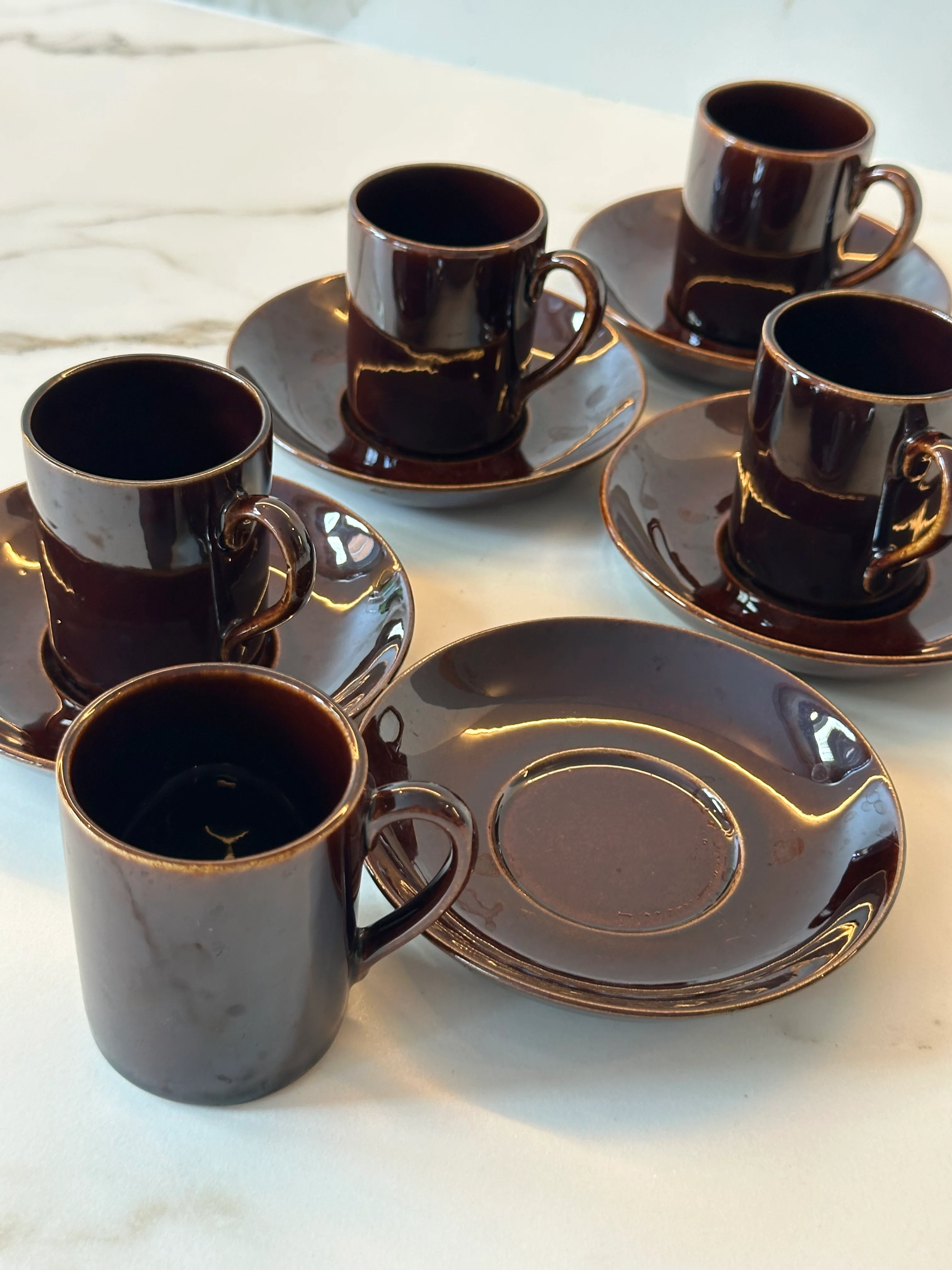 Vintage koffie kopjes set – bruin keramiek (5 stuks) - Image 5