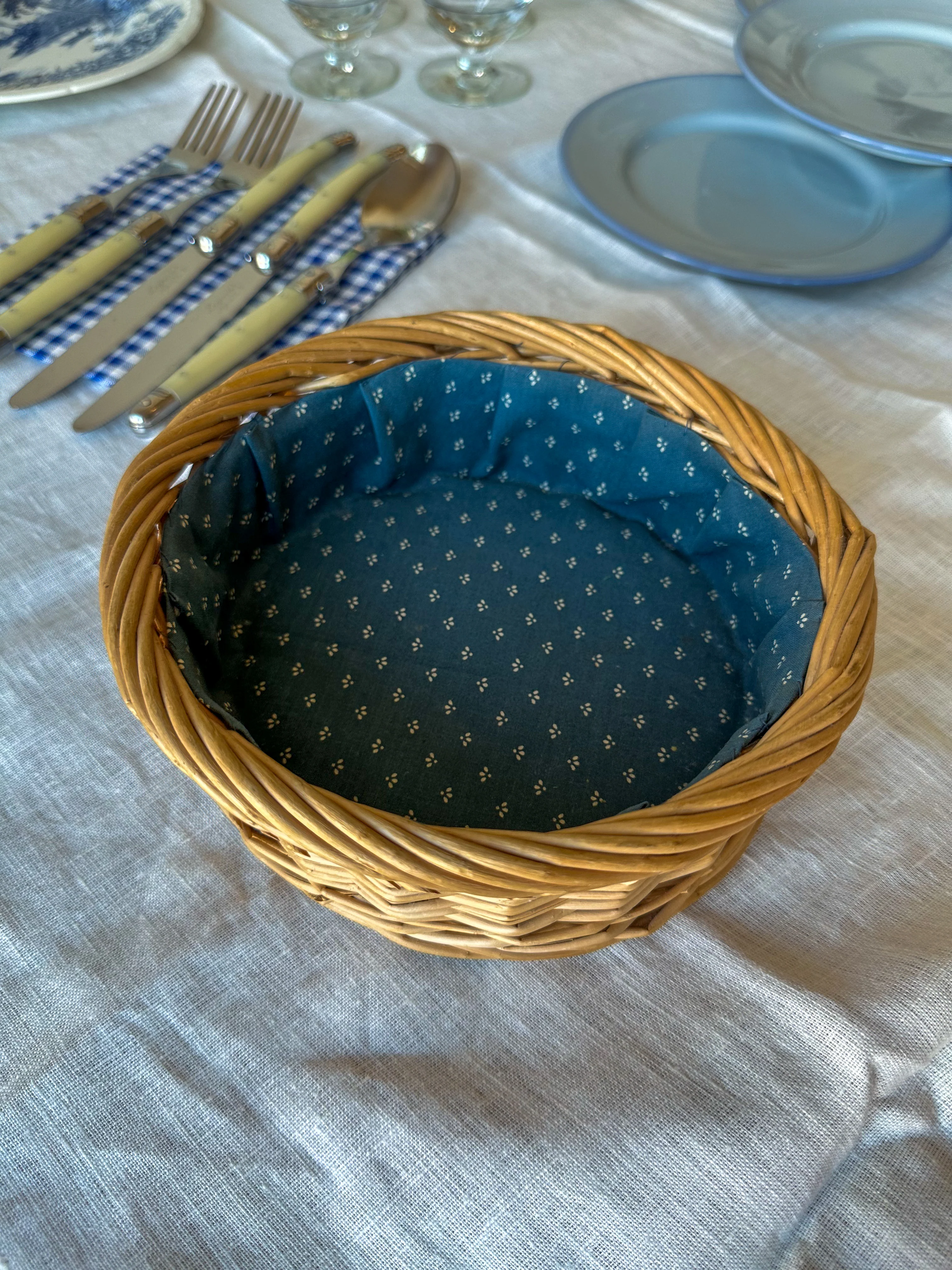 Vintage rieten mandje met blauwe voering – Frans brocante opbergmandje