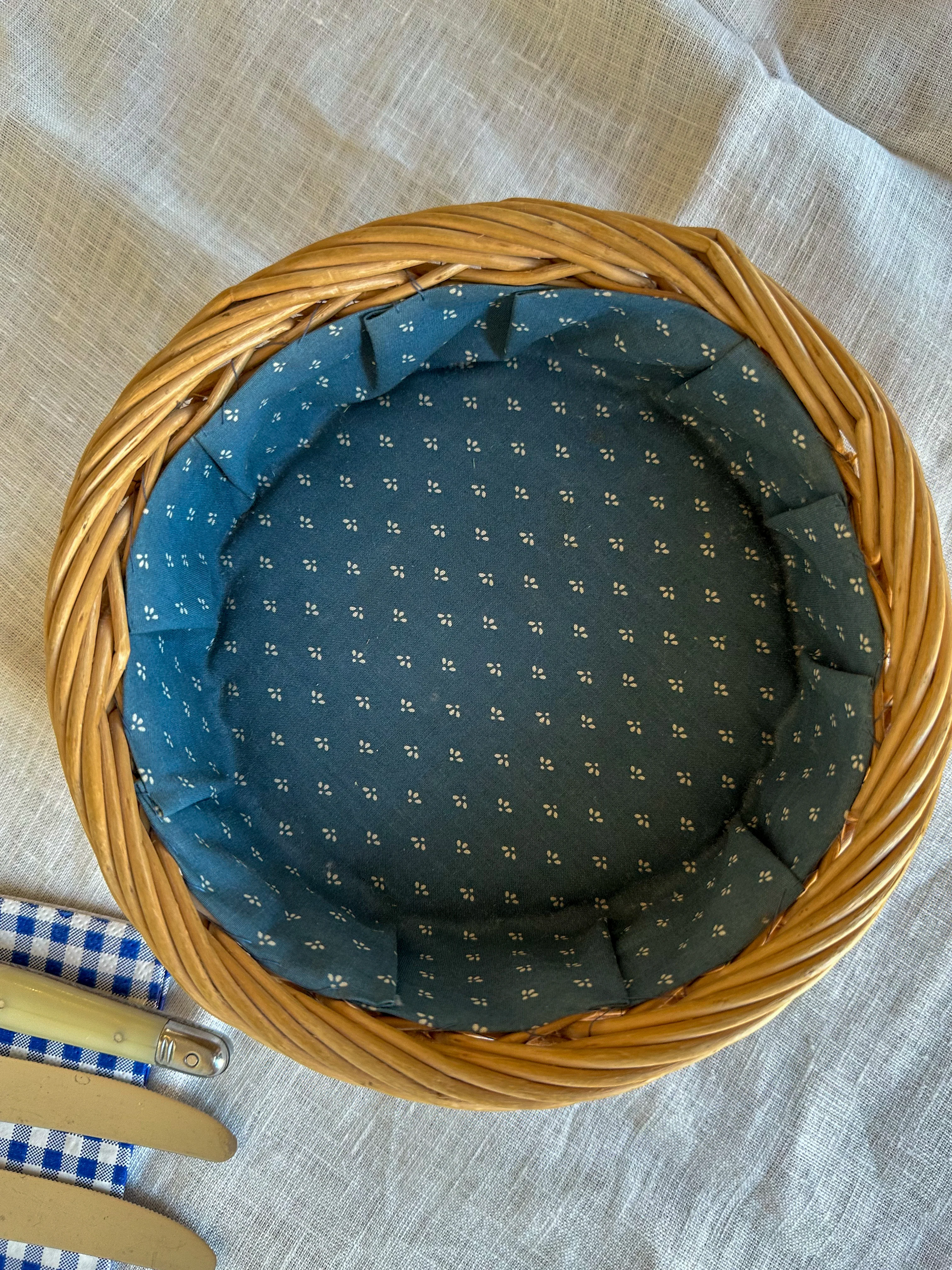 Vintage rieten mandje met blauwe voering – Frans brocante opbergmandje - Image 2