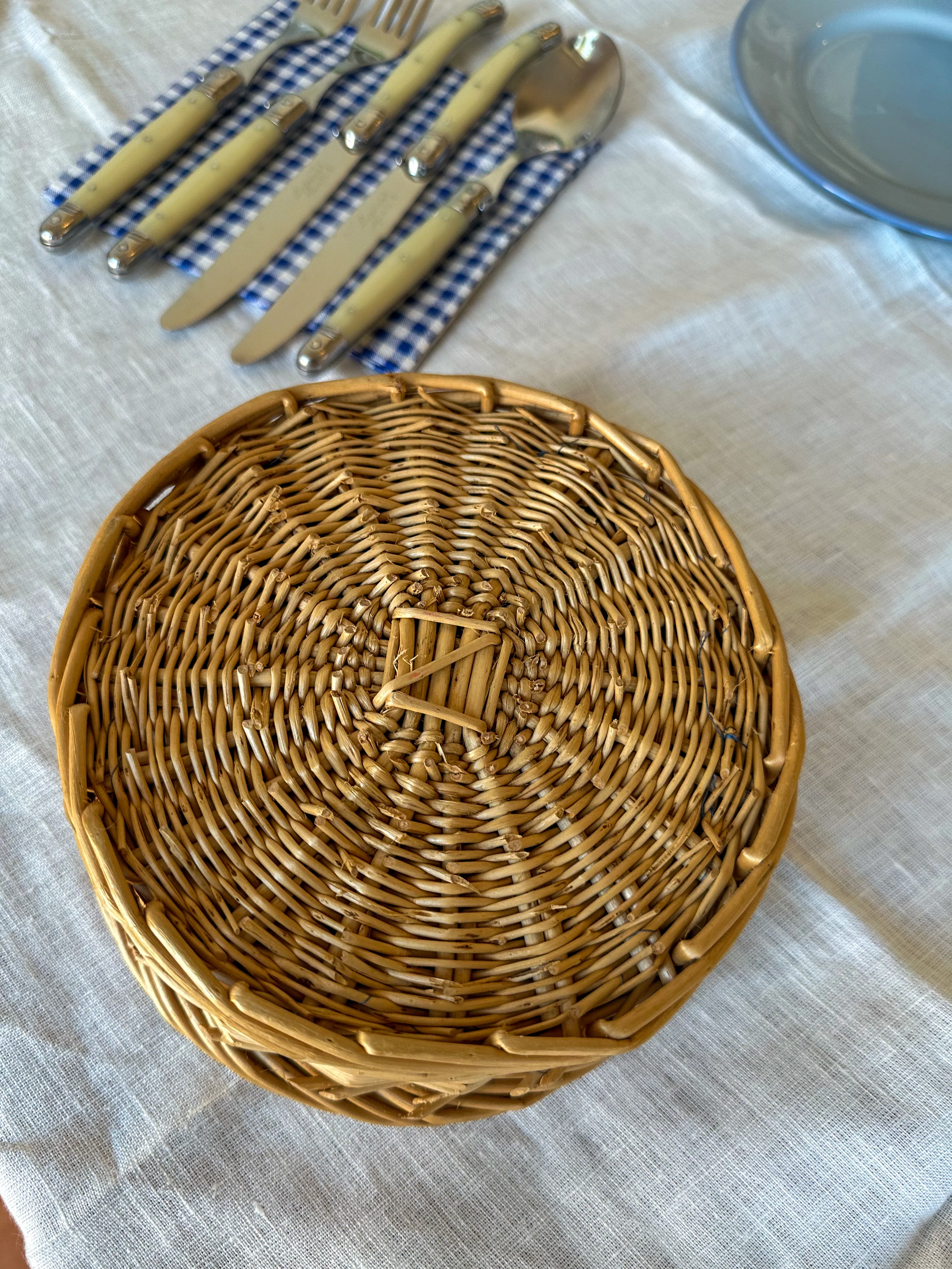 Vintage rieten mandje met blauwe voering – Frans brocante opbergmandje - Image 3