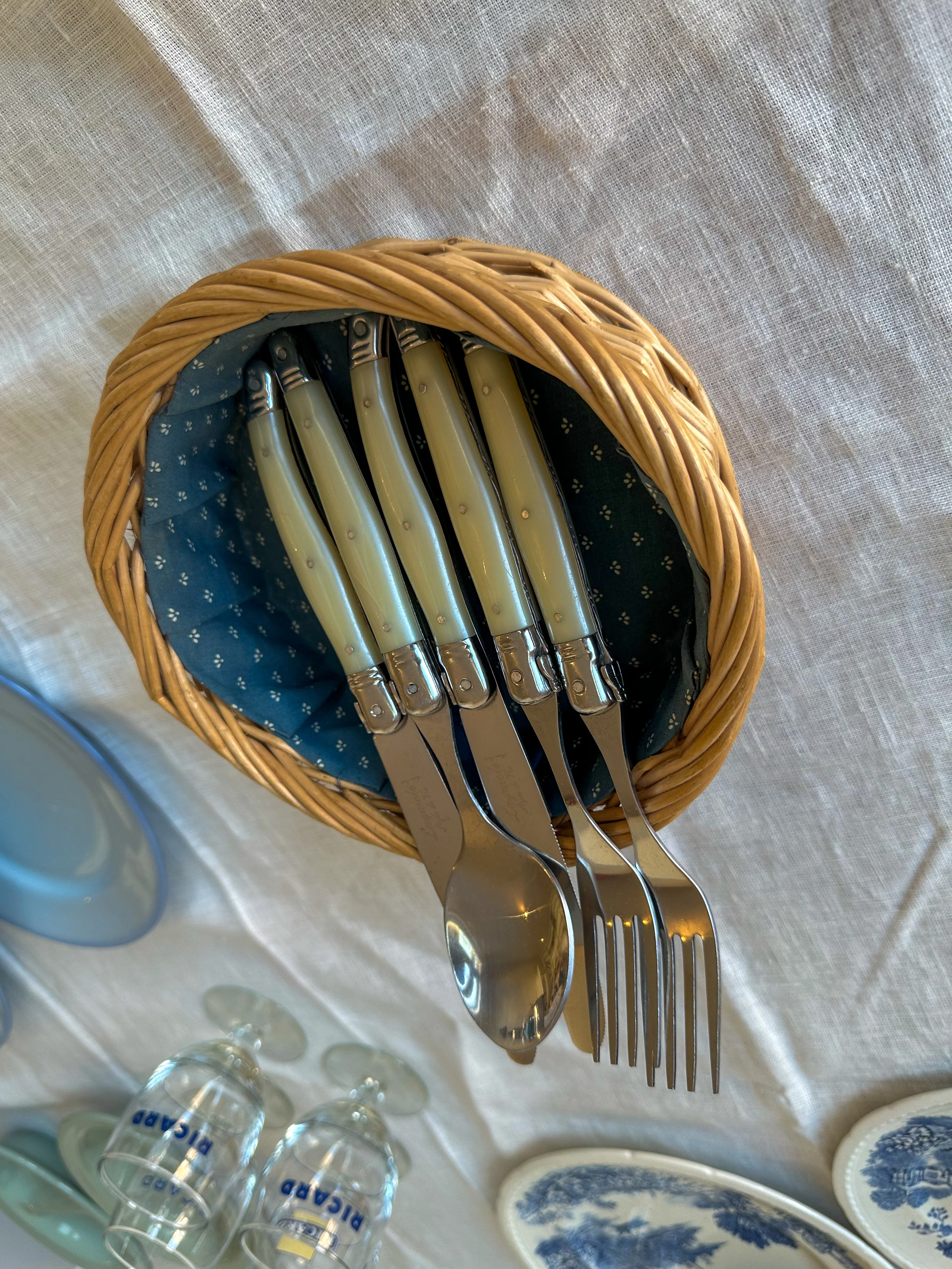 Vintage rieten mandje met blauwe voering – Frans brocante opbergmandje - Image 4