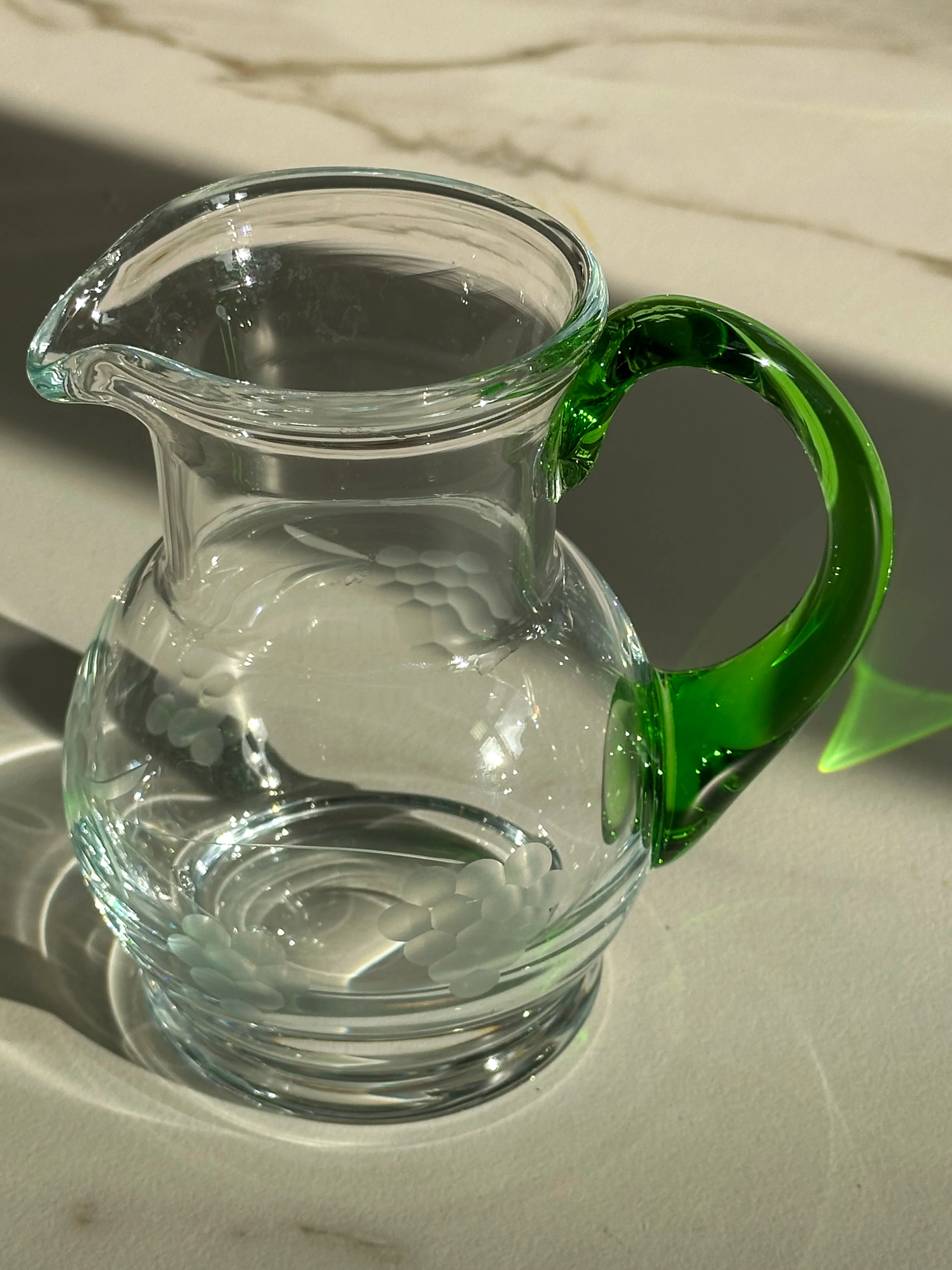 Vintage zware glazen Wijnkan met groene handgreep & druivenmotief