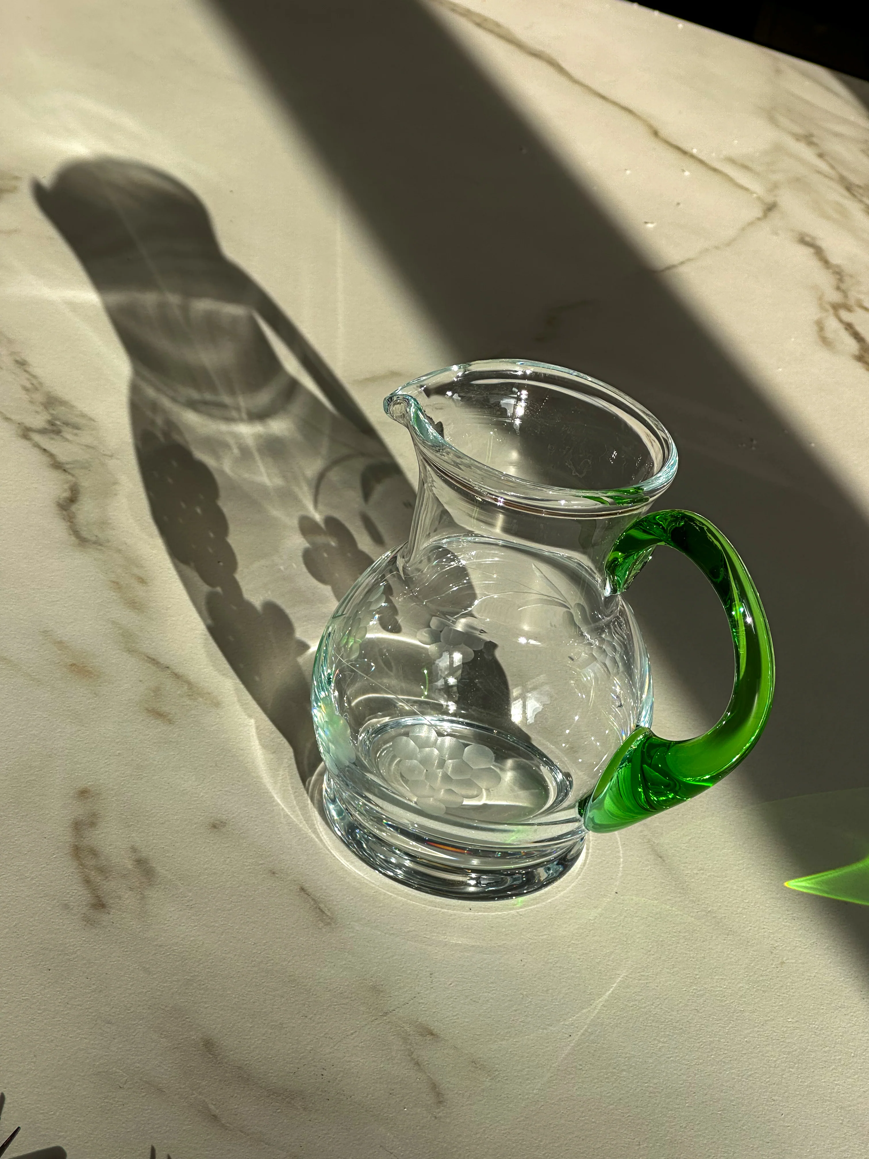 Vintage zware glazen Wijnkan met groene handgreep & druivenmotief - Image 2