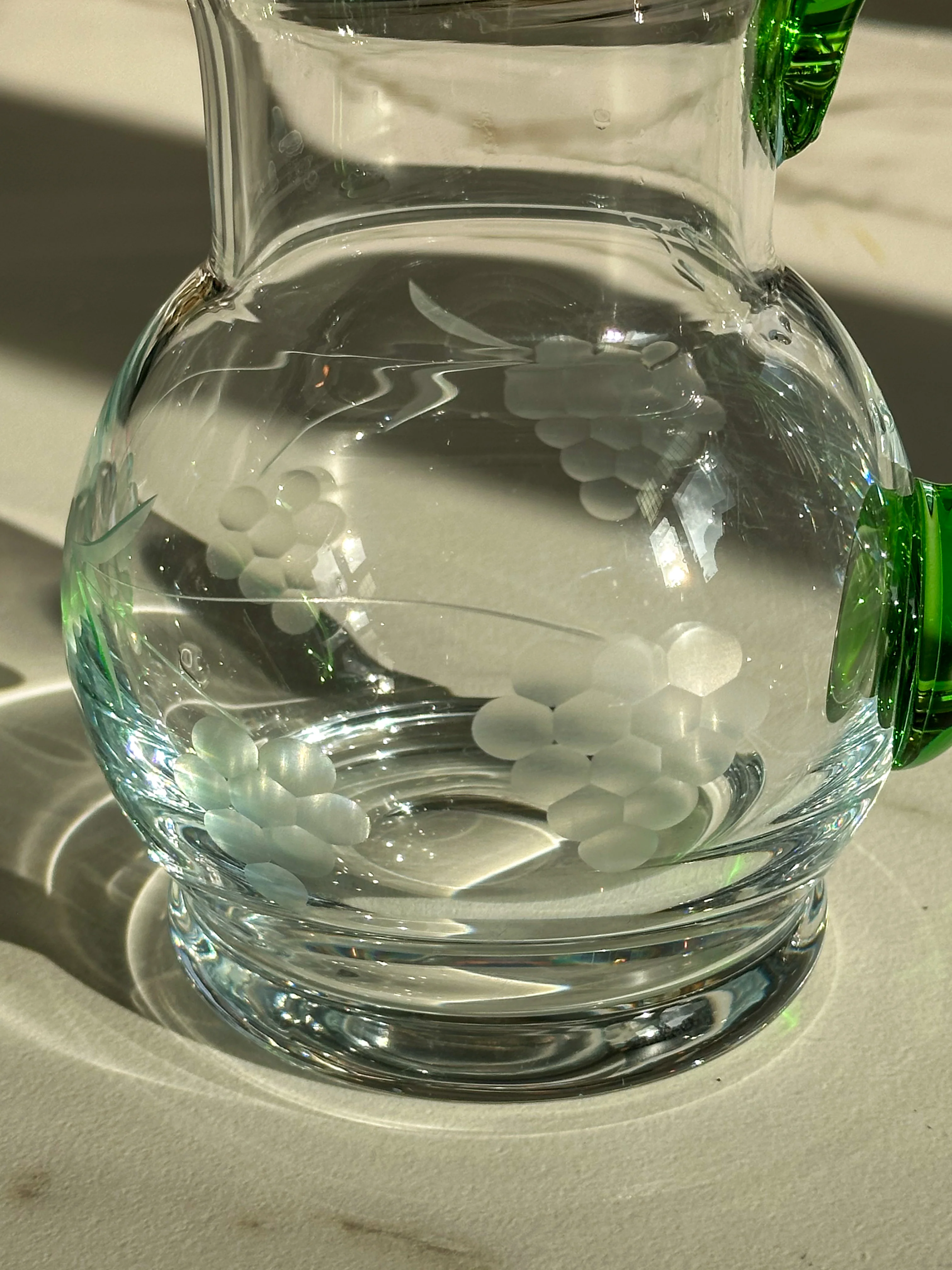 Vintage zware glazen Wijnkan met groene handgreep & druivenmotief - Image 3