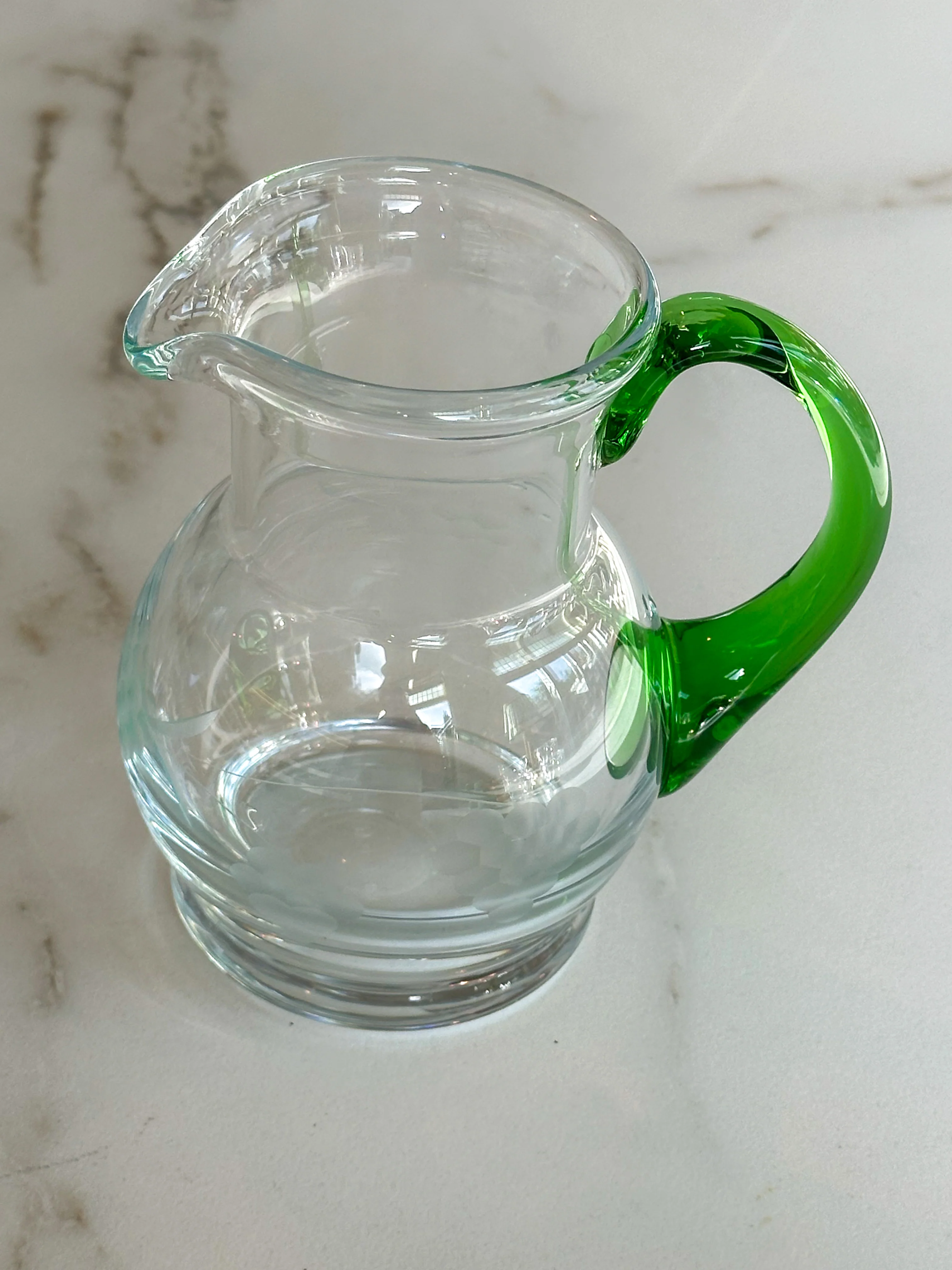 Vintage zware glazen Wijnkan met groene handgreep & druivenmotief - Image 4